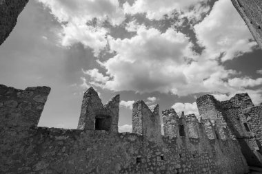 Abruzzo, Rocca Calascio. Rocca, Calascio belediyesinin L 'Aquila ilindeki Abruzzo şehrinde deniz seviyesinden 1450 metre yükseklikte, kasabanın hemen üstünde yer almaktadır..