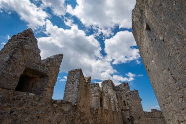 Abruzzo, Rocca Calascio. Rocca, Calascio belediyesinin L 'Aquila ilindeki Abruzzo şehrinde deniz seviyesinden 1450 metre yükseklikte, kasabanın hemen üstünde yer almaktadır..