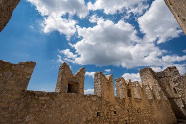 Abruzzo, Rocca Calascio. Rocca, Calascio belediyesinin L 'Aquila ilindeki Abruzzo şehrinde deniz seviyesinden 1450 metre yükseklikte, kasabanın hemen üstünde yer almaktadır..