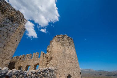 Abruzzo, Rocca Calascio. Rocca, Calascio belediyesinin L 'Aquila ilindeki Abruzzo şehrinde deniz seviyesinden 1450 metre yükseklikte, kasabanın hemen üstünde yer almaktadır..