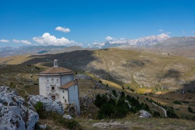Abruzzo, Aquila, Rocca Calascio, Saint M. della Piet Kilisesi. Kilise, 1482 yılında Rocca Calascio Kalesi 'ne giden yol boyunca yer almaktadır.
