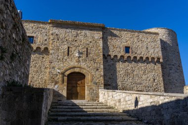 Civitacampomarano, Molise. Kale. Şehrin orta kesiminde, Mordale dereleri ile Biferno Nehri 'nin bir kolu olan Vallone Grande' nin arasında yer alan bir kumtaşı sırtı üzerinde yer alır.