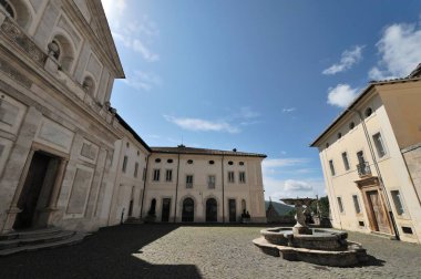 Trisulti, Lazio. Trisulti Charterhouse, Frosinone ilinin Collepardo ilçesine bağlı bir manastır. 1879 yılında ulusal bir anıt olarak kabul edilmiştir..