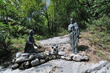 Collepardo, Frosinone, Lazio. Madonna delle Cese 'in mabedi. Doğal bir mağaranın içine inşa edilmiş küçük bir sığınak..