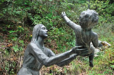 Collepardo, Frosinone, Lazio. Madonna delle Cese 'in mabedi. Doğal bir mağaranın içine inşa edilmiş küçük bir sığınak..
