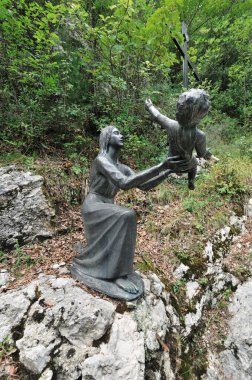 Collepardo, Frosinone, Lazio. Madonna delle Cese 'in mabedi. Doğal bir mağaranın içine inşa edilmiş küçük bir sığınak..
