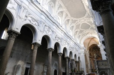 Sessa Aurunca, Campania. Kubbe. 12. yüzyılın başlarında (1113 yılında kutsanmıştır) inşa edilen Sessa Aurunca Katedrali, 13. yüzyılın ilk yarısında mevcut görünümünü aldı..