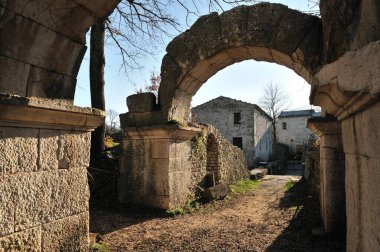 Sepino. Saepinum, Campobasso ilinin Molise bölgesinde yer alan ve Matese ovasının eteklerindeki ovada yer alan bir Roma arkeoloji alanıdır..
