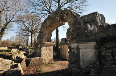 Sepino. Saepinum, Campobasso ilinin Molise bölgesinde yer alan ve Matese ovasının eteklerindeki ovada yer alan bir Roma arkeoloji alanıdır..