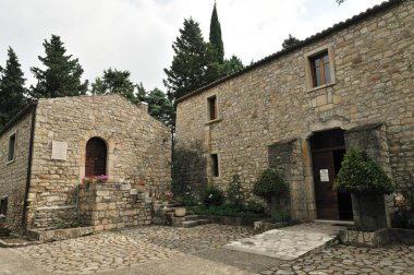 Roccavivara, Aziz Maria di Canneto Sığınağı. Çam ağaçlarıyla çevrili, Roma zamanında yaşamış bir bölgede, Aziz M. di Canneto manastırı bir zeytin koruluğunun ortasında izole bir şekilde yükselir..