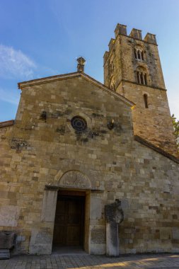 Roccavivara, Aziz Maria di Canneto Sığınağı. Çam ağaçlarıyla çevrili, Roma zamanında yaşamış bir bölgede, Aziz M. di Canneto manastırı bir zeytin koruluğunun ortasında izole bir şekilde yükselir..