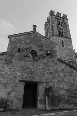 Roccavivara, Aziz Maria di Canneto Sığınağı. Çam ağaçlarıyla çevrili, Roma zamanında yaşamış bir bölgede, Aziz M. di Canneto manastırı bir zeytin koruluğunun ortasında izole bir şekilde yükselir..