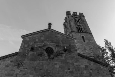 Roccavivara, Aziz Maria di Canneto Sığınağı. Çam ağaçlarıyla çevrili, Roma zamanında yaşamış bir bölgede, Aziz M. di Canneto manastırı bir zeytin koruluğunun ortasında izole bir şekilde yükselir..