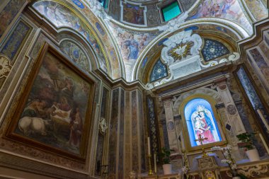 Roccamonfina, Campania 'da. Madonna dei Lattani 'nin mabedi. Monte dei Lattani 'de, deniz seviyesinden 850 metre yüksekte, Roccamonfina' nın geniş volkanik alanındaki birçok kraterden biridir..