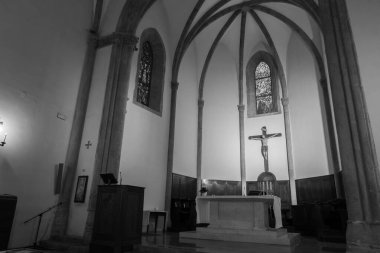 Roccamonfina, Campania 'da. Madonna dei Lattani 'nin mabedi. Monte dei Lattani 'de, deniz seviyesinden 850 metre yüksekte, Roccamonfina' nın geniş volkanik alanındaki birçok kraterden biridir..