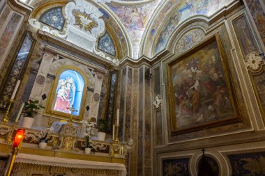 Roccamonfina, Campania 'da. Madonna dei Lattani 'nin mabedi. Monte dei Lattani 'de, deniz seviyesinden 850 metre yüksekte, Roccamonfina' nın geniş volkanik alanındaki birçok kraterden biridir..