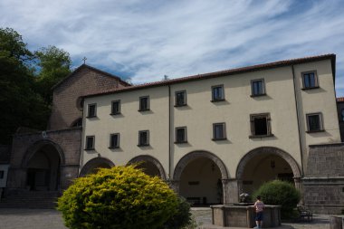 Roccamonfina, Campania 'da. Madonna dei Lattani 'nin mabedi. Monte dei Lattani 'de, deniz seviyesinden 850 metre yüksekte, Roccamonfina' nın geniş volkanik alanındaki birçok kraterden biridir..