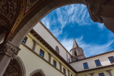 Roccamonfina, Campania 'da. Madonna dei Lattani 'nin mabedi. Monte dei Lattani 'de, deniz seviyesinden 850 metre yüksekte, Roccamonfina' nın geniş volkanik alanındaki birçok kraterden biridir..