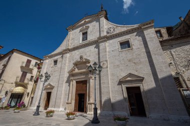 Pacentro, L 'Aquila, Abruzzo, S. Maria Maggiore Kilisesi. 13. yüzyıla kadar uzanan beyaz taştan bir pervazı var, üç portallı barok pilasterlere bölünmüş..