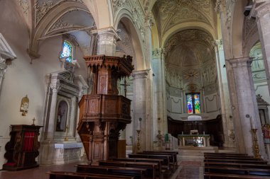 Pacentro, L 'Aquila, Abruzzo, S. Maria Maggiore Kilisesi. 13. yüzyıla kadar uzanan beyaz taştan bir pervazı var, üç portallı barok pilasterlere bölünmüş..