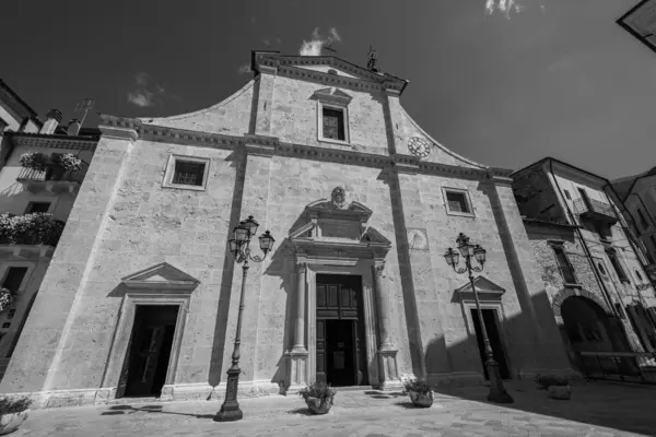 Pacentro Aquila Abruzzo Church Maria Maggiore 它有一个白色的石头立面 分为三个部分 分别是带有三个门的巴洛克壁柱 — 图库照片