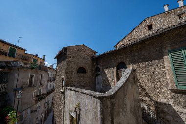Pacentro, L 'Aquila, Abruzzo. Kadim ortaçağ kasabası, tahkimatlarıyla (Castello Caldora) tanınır ve İtalya 'nın en güzel köylerinden biri olarak kabul edilir..