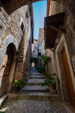 Pacentro, L 'Aquila, Abruzzo. Kadim ortaçağ kasabası, tahkimatlarıyla (Castello Caldora) tanınır ve İtalya 'nın en güzel köylerinden biri olarak kabul edilir..