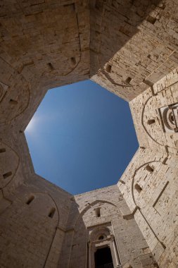 Andria, Puglia, Castel del Monte. Castel del Monte, Kutsal Roma İmparatoru 2. Frederick tarafından Puglia 'nın batısındaki Murge platosunda inşa edilen 13. yüzyıldan kalma bir kaledir..
