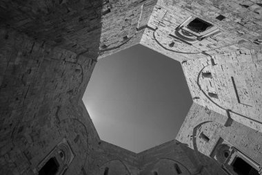 Andria, Puglia, Castel del Monte. Castel del Monte, Kutsal Roma İmparatoru 2. Frederick tarafından Puglia 'nın batısındaki Murge platosunda inşa edilen 13. yüzyıldan kalma bir kaledir..
