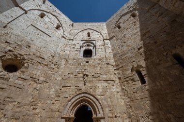 Andria, Puglia, Castel del Monte. Castel del Monte, Kutsal Roma İmparatoru 2. Frederick tarafından Puglia 'nın batısındaki Murge platosunda inşa edilen 13. yüzyıldan kalma bir kaledir..