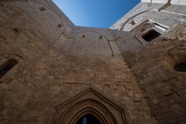Andria, Puglia, Castel del Monte. Castel del Monte, Kutsal Roma İmparatoru 2. Frederick tarafından Puglia 'nın batısındaki Murge platosunda inşa edilen 13. yüzyıldan kalma bir kaledir..