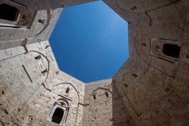 Andria, Puglia, Castel del Monte. Castel del Monte, Kutsal Roma İmparatoru 2. Frederick tarafından Puglia 'nın batısındaki Murge platosunda inşa edilen 13. yüzyıldan kalma bir kaledir..