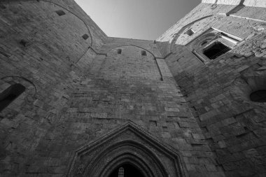 Andria, Puglia, Castel del Monte. Castel del Monte, Kutsal Roma İmparatoru 2. Frederick tarafından Puglia 'nın batısındaki Murge platosunda inşa edilen 13. yüzyıldan kalma bir kaledir..