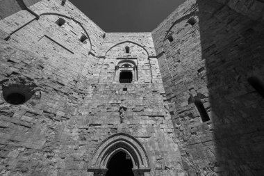 Andria, Puglia, Castel del Monte. Castel del Monte, Kutsal Roma İmparatoru 2. Frederick tarafından Puglia 'nın batısındaki Murge platosunda inşa edilen 13. yüzyıldan kalma bir kaledir..