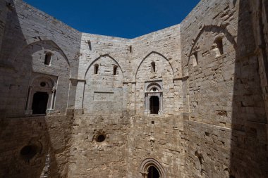 Andria, Puglia, Castel del Monte. Castel del Monte, Kutsal Roma İmparatoru 2. Frederick tarafından Puglia 'nın batısındaki Murge platosunda inşa edilen 13. yüzyıldan kalma bir kaledir..