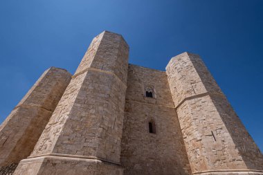 Andria, Puglia, Castel del Monte. Castel del Monte, Kutsal Roma İmparatoru 2. Frederick tarafından Puglia 'nın batısındaki Murge platosunda inşa edilen 13. yüzyıldan kalma bir kaledir..