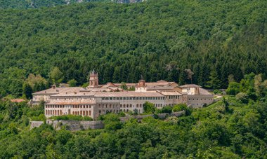 Trisulti, Lazio. Trisulti Charterhouse, Frosinone ilinin Collepardo ilçesine bağlı bir manastır. 1879 yılında ulusal bir anıt olarak kabul edilmiştir..