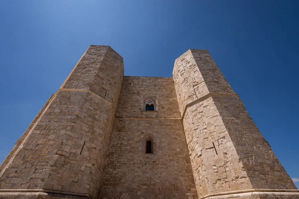 Andria, Puglia, Castel del Monte. Castel del Monte, Kutsal Roma İmparatoru 2. Frederick tarafından Puglia 'nın batısındaki Murge platosunda inşa edilen 13. yüzyıldan kalma bir kaledir..