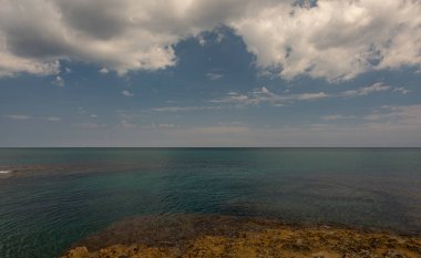 Ostuni, Brindisi, Puglia. Temiz ve berrak suların ve Adriyatik 'in harika kıyılarının muhteşem manzarası..