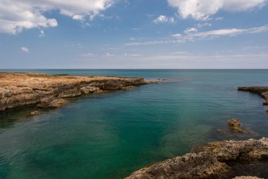 Ostuni, Brindisi, Puglia. Temiz ve berrak suların ve Adriyatik 'in harika kıyılarının muhteşem manzarası..