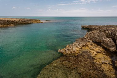 Ostuni, Brindisi, Puglia. Temiz ve berrak suların ve Adriyatik 'in harika kıyılarının muhteşem manzarası..