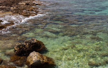 Ostuni, Brindisi, Puglia. Temiz ve berrak suların ve Adriyatik 'in harika kıyılarının muhteşem manzarası..