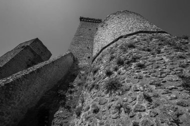 Pacentro, L 'Aquila, Abruzzo. Caldora Kalesi. Caldora Kalesi ya da Cantelmo Şatosu, Pacentro 'nun tarihi merkezinde, L' Aquila ili 'nde bulunan antik bir Abruzzo kalesidir..