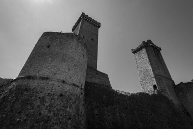 Pacentro, L 'Aquila, Abruzzo. Caldora Kalesi. Caldora Kalesi ya da Cantelmo Şatosu, Pacentro 'nun tarihi merkezinde, L' Aquila ili 'nde bulunan antik bir Abruzzo kalesidir..