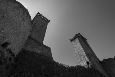 Pacentro, L 'Aquila, Abruzzo. Caldora Kalesi. Caldora Kalesi ya da Cantelmo Şatosu, Pacentro 'nun tarihi merkezinde, L' Aquila ili 'nde bulunan antik bir Abruzzo kalesidir..