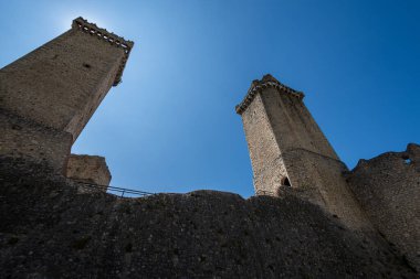 Pacentro, L 'Aquila, Abruzzo. Caldora Kalesi. Caldora Kalesi ya da Cantelmo Şatosu, Pacentro 'nun tarihi merkezinde, L' Aquila ili 'nde bulunan antik bir Abruzzo kalesidir..
