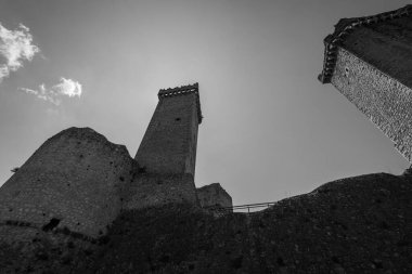 Pacentro, L 'Aquila, Abruzzo. Caldora Kalesi. Caldora Kalesi ya da Cantelmo Şatosu, Pacentro 'nun tarihi merkezinde, L' Aquila ili 'nde bulunan antik bir Abruzzo kalesidir..
