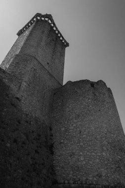 Pacentro, L 'Aquila, Abruzzo. Caldora Kalesi. Caldora Kalesi ya da Cantelmo Şatosu, Pacentro 'nun tarihi merkezinde, L' Aquila ili 'nde bulunan antik bir Abruzzo kalesidir..