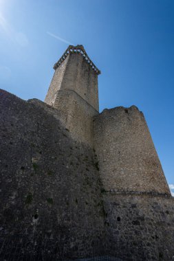 Pacentro, L 'Aquila, Abruzzo. Caldora Kalesi. Caldora Kalesi ya da Cantelmo Şatosu, Pacentro 'nun tarihi merkezinde, L' Aquila ili 'nde bulunan antik bir Abruzzo kalesidir..