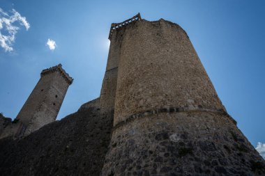 Pacentro, L 'Aquila, Abruzzo. Caldora Kalesi. Caldora Kalesi ya da Cantelmo Şatosu, Pacentro 'nun tarihi merkezinde, L' Aquila ili 'nde bulunan antik bir Abruzzo kalesidir..
